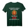 Unterschätze niemals einen alten Mann aus der DDR T-Shirt - Lustiges Ostalgie Kleidungsstück für Männer mit Stil, perfekt als Geschenk zu Geburtstag oder Weihnachten