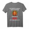 Unterschätze niemals einen alten Mann aus der DDR T-Shirt - Lustiges Ostalgie Kleidungsstück für Männer mit Stil, perfekt als Geschenk zu Geburtstag oder Weihnachten