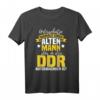 Lustiges DDR Motiv T-Shirt - Unterschätze niemals einen alten Mann der in der DDR aufgewachsen ist, perfektes Geschenk zum Mauerfall & Geburtstag