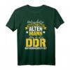 Lustiges DDR Motiv T-Shirt - Unterschätze niemals einen alten Mann der in der DDR aufgewachsen ist, perfektes Geschenk zum Mauerfall & Geburtstag