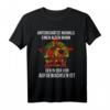 Herren Unterschätze niemals einen alten Mann der in der DDR aufgewachsen ist - Lustiges Retro T-Shirt mit DDR Logo, Hammer & Zirkel als Geschenkidee zum Geburtstag oder Partyoutfit