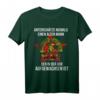 Herren Unterschätze niemals einen alten Mann der in der DDR aufgewachsen ist - Lustiges Retro T-Shirt mit DDR Logo, Hammer & Zirkel als Geschenkidee zum Geburtstag oder Partyoutfit