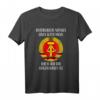 Unterschätze nie alten Mann aufgewachsen in der DDR T-Shirt – Lustiges Geschenk für DDR- und Ostdeutschland-Fans, Nostalgiker & Ossi Männer und Frauen