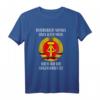 Unterschätze nie alten Mann aufgewachsen in der DDR T-Shirt – Lustiges Geschenk für DDR- und Ostdeutschland-Fans, Nostalgiker & Ossi Männer und Frauen