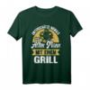 Unterschätze Niemals Einen Alten Mann Mit Grill T-Shirt – Lustiges BBQ Motiv für Männer, Opa, Papa & Rentner als Geschenk zum Geburtstag oder Grillabend