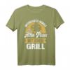 Unterschätze Niemals Einen Alten Mann Mit Grill T-Shirt – Lustiges BBQ Motiv für Männer, Opa, Papa & Rentner als Geschenk zum Geburtstag oder Grillabend