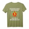 Herren DDR Rentner T-Shirt - Unterschätze niemals einen alten Mann aus der DDR, perfekt für Ostdeutsche Rentner & Ostalgie-Fans