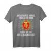 Herren DDR Rentner T-Shirt - Unterschätze niemals einen alten Mann aus der DDR, perfekt für Ostdeutsche Rentner & Ostalgie-Fans