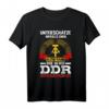 Unterschätze Niemals Einen Alten Mann Aufgewachsen DDR T-Shirt - Lustiges Ostdeutschland Spruch für Vater, Opa & Ostdeutsche