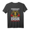 Unterschätze Niemals Einen Alten Mann Aufgewachsen DDR T-Shirt - Lustiges Ostdeutschland Spruch für Vater, Opa & Ostdeutsche
