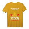 Unterschätze Niemals Einen Alten Mann Aufgewachsen DDR T-Shirt - Lustiges Ostdeutschland Spruch für Vater, Opa & Ostdeutsche