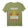 Unterschätze Niemals Einen Alten Mann Aufgewachsen DDR T-Shirt - Lustiges Ostdeutschland Spruch für Vater, Opa & Ostdeutsche