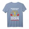Unterschätze Niemals Einen Alten Mann Aufgewachsen DDR T-Shirt - Lustiges Ostdeutschland Spruch für Vater, Opa & Ostdeutsche
