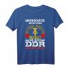 Unterschätze Niemals Einen Alten Mann Aufgewachsen DDR T-Shirt - Lustiges Ostdeutschland Spruch für Vater, Opa & Ostdeutsche