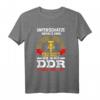 Unterschätze Niemals Einen Alten Mann Aufgewachsen DDR T-Shirt - Lustiges Ostdeutschland Spruch für Vater, Opa & Ostdeutsche