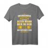 Unterschätze niemals einen alten Mann aus der DDR! - Stolzes Ossi T-Shirt für Ostdeutsche mit Humor
