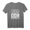 Unterschätze niemals einen alten Mann der in der DDR T-Shirt – Lustiges Ostdeutschland Outfit für Ossi & Ostdeutsche