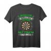 Dart T-Shirt Unterschätze Niemals Einen Alten Darter – Lustiges Dart Motiv für Turniere, Geburtstage & Weihnachten