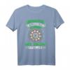 Dart T-Shirt Unterschätze Niemals Einen Alten Darter – Lustiges Dart Motiv für Turniere, Geburtstage & Weihnachten