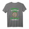 Dart T-Shirt Unterschätze Niemals Einen Alten Darter – Lustiges Dart Motiv für Turniere, Geburtstage & Weihnachten