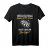 Unterschätze niemals einen alten Mann mit einem Dartpfeil T-Shirt - Lustiges Dartsport Outfit für Männer, Geschenkidee für Dartspieler