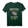 Unterschätze niemals einen alten Mann mit einem Dartpfeil T-Shirt - Lustiges Dartsport Outfit für Männer, Geschenkidee für Dartspieler
