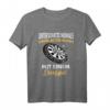 Unterschätze niemals einen alten Mann mit einem Dartpfeil T-Shirt - Lustiges Dartsport Outfit für Männer, Geschenkidee für Dartspieler