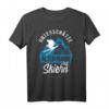 Unterschätze niemals einen alten Mann auf Skiern Geschenk T-Shirt – Lustiges Ski Motiv für Rentner, Väter & Freunde, perfekt als Geburtstags- oder Weihnachtsgeschenk