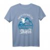 Unterschätze niemals einen alten Mann auf Skiern Geschenk T-Shirt – Lustiges Ski Motiv für Rentner, Väter & Freunde, perfekt als Geburtstags- oder Weihnachtsgeschenk