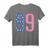 American Flag Number Ninety-Nine Graphic T-Shirt - Trendiges Patriotisches US-Flaggen-Design für Männer und Damen