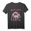 Badass Santa Lustiges Weihnachtsmann T-Shirt – Humorvolles Weihnachtsoutfit für Männer und Frauen, Perfekt für Weihnachten und Weihnachtsfeiern