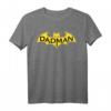 Lustiges Papa Geburtstagsgeschenk Herren T-Shirt - Humorvolles Dadman Design für Vater, Sohn & Tochter als originelles Geschenkidee