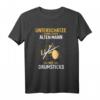 Unterschätze Niemals Einen Alten Mann Mit Drumsticks Musik T-Shirt – Perfekt für Trommler, Schlagzeuger & Musikfans als Geburtstags- oder Weihnachtsgeschenk