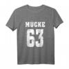 MÜCKE 63 T-Shirt – Lustiges Kinder- und Erwachsenenshirt mit Buchstaben, Zahlen, Mücke & Fußball – Perfektes Geschenk für Geburtstage, Feiertage und den Alltag