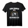 LKW Fahrer Weil Disponenten Auch Helden Brauchen T-Shirt – Lustiges Geschenk für Trucker, Fernfahrer & Transportprofis zum Geburtstag & Weihnachten