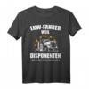 LKW Fahrer Weil Disponenten Auch Helden Brauchen T-Shirt – Lustiges Geschenk für Trucker, Fernfahrer & Transportprofis zum Geburtstag & Weihnachten