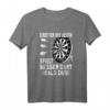 Dart T-Shirt Lustiger Spruch 'Einer von uns beiden spielt besser als du' – Perfektes Geschenk für Dartspieler und Dartfans