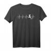 Fußball Herzschlag Geschenk für Fußballspieler - Personalisiertes T-Shirt mit EKG-Design für Vereinsspieler & Hobbyspieler