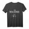 The Walking Dad 2 Kinder - Lustiges Papa T-Shirt zum Vatertag, Geburtstag & Weihnachten für Väter und werdende Papas