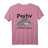 Positiv auf müde getestet Kurzarm T-Shirt für Katzenliebhaber – Lustiges Schlafshirt, perfekt als Weihnachtsgeschenk für Cat Dads, Cat Mamas & Katzenfans