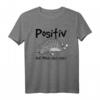 Positiv auf müde getestet Kurzarm T-Shirt für Katzenliebhaber – Lustiges Schlafshirt, perfekt als Weihnachtsgeschenk für Cat Dads, Cat Mamas & Katzenfans