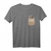 Star Wars The Mandalorian The Child Precious Cargo Pocket T-Shirt - Offizielles Merchandise für Fans von Baby Yoda & The Mandalorian