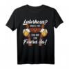 Lustiges Trachtenshirt Herren mit Spruch für Oktoberfest & Volksfeste - Bayrisches T-Shirt mit Fake Lederhose für Wiesn & Zeltfeste