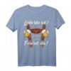 Lustiges Trachtenshirt Herren mit Spruch für Oktoberfest & Volksfeste - Bayrisches T-Shirt mit Fake Lederhose für Wiesn & Zeltfeste