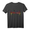 Berlin Skyline Herzschlag T-Shirt mit Deutschland Flagge – Perfektes Souvenir und Fanartikel für Berlin-Liebhaber und Besucher