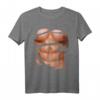 Fake Muskeln Sixpack Bodybuilder T-Shirt - Lustiges Party-Shirt für Geburtstags- und Feten-Geschenke