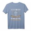 Als Gott mich schuf grinste er Spruch T-Shirt – Witziges Ironie & Sarkasmus Geschenk für Freunde & Kollegen