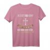 Als Gott mich schuf grinste er Spruch T-Shirt – Witziges Ironie & Sarkasmus Geschenk für Freunde & Kollegen