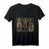 The Walking Dad Herren T-Shirt – Humorvolles Geschenk für Väter, Zombie-Fans & Alltagshelden zum Geburtstag & Weihnachten