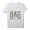 The Walking Dad Herren T-Shirt – Humorvolles Geschenk für Väter, Zombie-Fans & Alltagshelden zum Geburtstag & Weihnachten